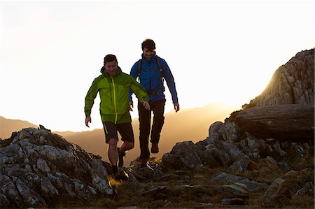 Men hiking on rocky mountainside Foto de stock - Sin royalties Premium, Código: 649-03858388