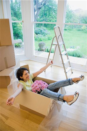 falling with box - Woman in cardboard box in new home Foto de stock - Sin royalties Premium, Código: 649-03858767