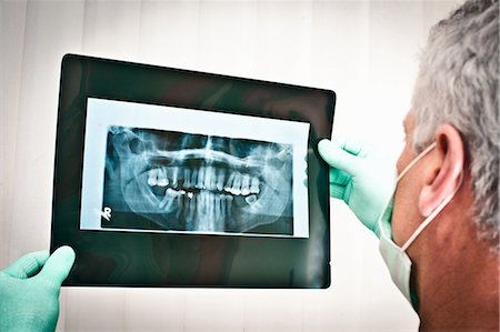 seeing - Dentist examining dental x-rays Foto de stock - Sin royalties Premium, Código: 649-03858797