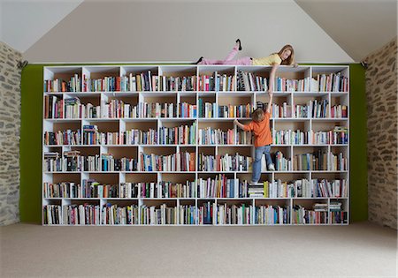 simsearch:649-06812227,k - Children climbing bookshelves Fotografie stock - Premium Royalty-Free, Codice: 649-03858823