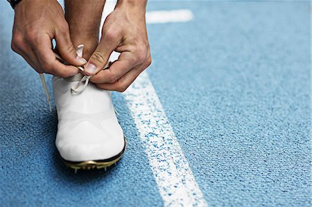 Runner tying shoelaces Foto de stock - Royalty Free Premium, Número: 649-03884083