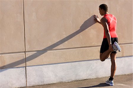 runners in the start men - Homme qui s'étend sur mur Photographie de stock - Premium Libres de Droits, Code: 649-03884092