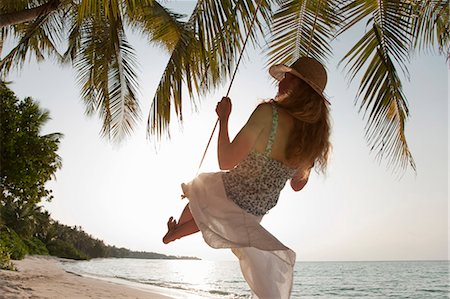 pareo - Woman swinging on tropical beach Foto de stock - Sin royalties Premium, Código: 649-03881287