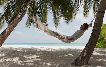 Man laying in hammock on beach Foto de stock - Sin royalties Premium, Código: 649-03881532