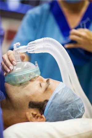 Krankenschwester geben Narkose Gas an Patienten Stockbilder - Premium RF Lizenzfrei, Bildnummer: 649-03881678