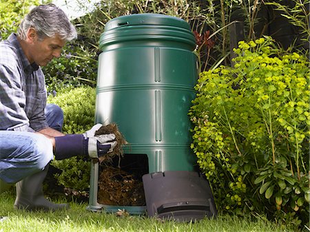 Man composting in backyard Foto de stock - Sin royalties Premium, Código: 649-03881691