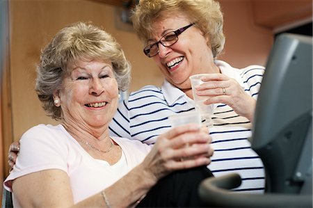 simsearch:6122-07703692,k - Older women laughing together Foto de stock - Royalty Free Premium, Número: 649-03881946