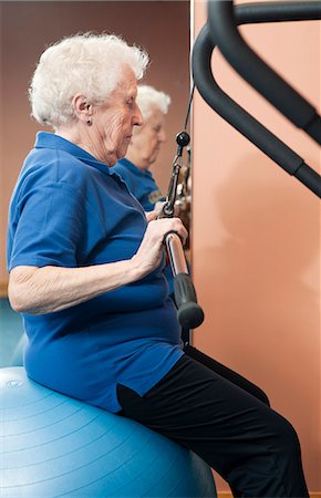 Older woman using exercise machine Foto de stock - Sin royalties Premium, Código: 649-03881948