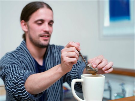 simsearch:649-06717489,k - Homme faisant la tasse de thé dans la cuisine Photographie de stock - Premium Libres de Droits, Code: 649-03881942