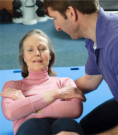 fitness older women gym - Trainer helping older woman exercise Foto de stock - Sin royalties Premium, Código: 649-03881958