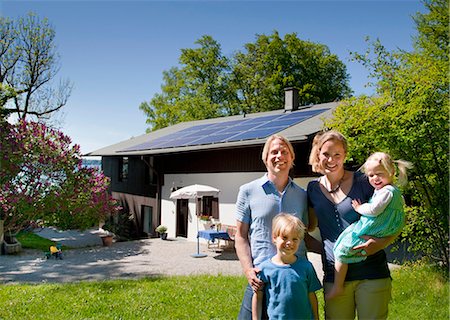 Family at home with solar panel Foto de stock - Sin royalties Premium, Código: 649-03883523