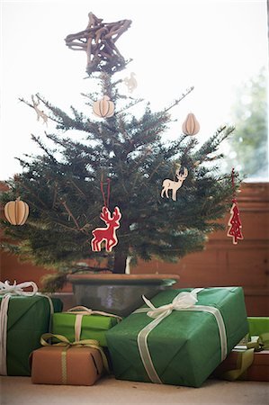 photos of christmas day living rooms - Decorated Christmas tree with gifts Stock Photo - Premium Royalty-Free, Code: 649-03883655