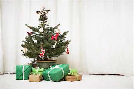 simsearch:649-06001802,k - Sapin de Noël décoré avec des cadeaux Photographie de stock - Premium Libres de Droits, Code: 649-03883656