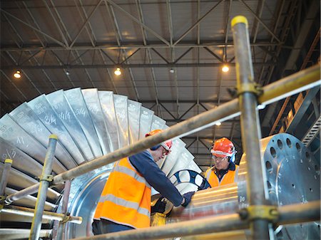 Travailleurs inspectent la turbine dans une centrale électrique Photographie de stock - Premium Libres de Droits, Code: 649-03883734