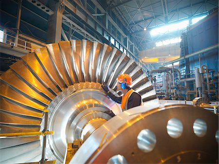 Travailleur inspecte la turbine dans une centrale électrique Photographie de stock - Premium Libres de Droits, Code: 649-03883741