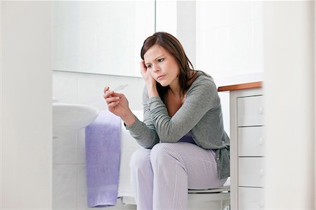 sanitario - Concerned woman taking pregnancy test Foto de stock - Sin royalties Premium, Código: 649-03883930
