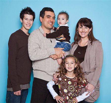 simsearch:640-02951493,k - Portrait de famille avec trois enfants (16-17, 8-9, 2-3), studio shot Photographie de stock - Premium Libres de Droits, Code: 640-05760833