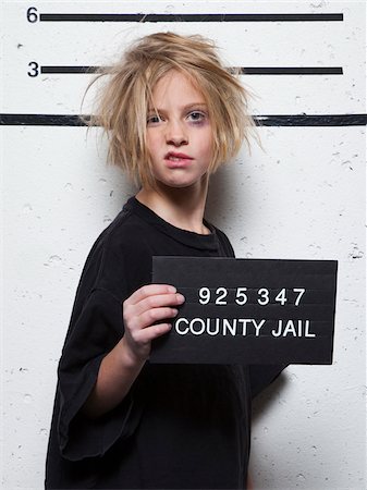 penitenziario - Studio mugshot of girl (8-9) with tousled hair Fotografie stock - Premium Royalty-Free, Codice: 640-05760909