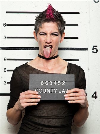 sacando la lengua - Studio mugshot of mature woman sticking out tongue Foto de stock - Sin royalties Premium, Código: 640-05760901