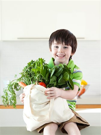 USA, Utah, Portrait of smiling boy (4-5) holding bag of vegetable Foto de stock - Sin royalties Premium, Código: 640-05760998