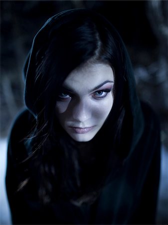 panic - USA, Utah, Cedar Hills, Portrait of female teenage vampire (16-17) wearing hood Foto de stock - Sin royalties Premium, Código: 640-05761008