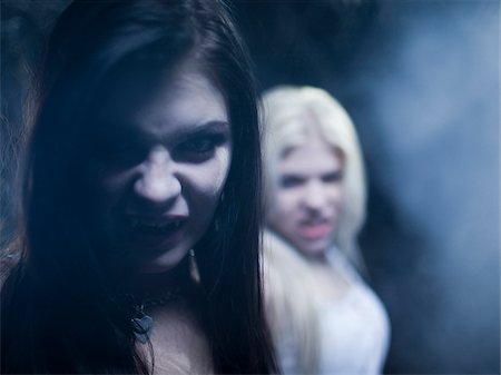 panic - USA, Utah, Cedar Hills, Portrait of female vampires outdoors at night Foto de stock - Sin royalties Premium, Código: 640-05761014