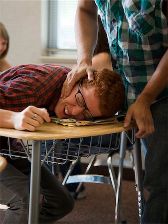 enérgico - USA, Utah, Young man bullying teenage boy (16-17) in classroom Foto de stock - Sin royalties Premium, Código: 640-05761029