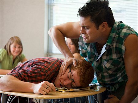 enérgico - USA, Utah, Young man bullying teenage boy (16-17) in classroom Foto de stock - Sin royalties Premium, Código: 640-05761031