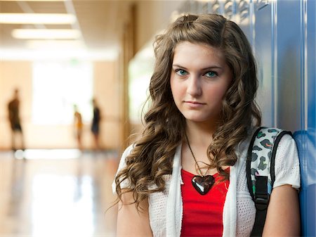 USA, Utah, Portrait of teenage girl (14-15) in school corridor Foto de stock - Sin royalties Premium, Código: 640-05761047