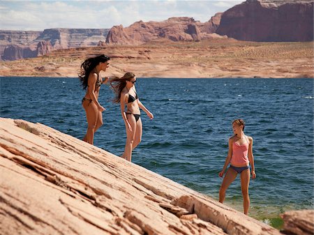 USA, Utah, Lake Powell, Three young women in bikini on lakeshore Foto de stock - Sin royalties Premium, Código: 640-05761146