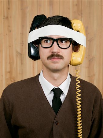 Homme d'affaires avec des téléphones attachée au chef de bureau Photographie de stock - Premium Libres de Droits, Code: 640-05761208