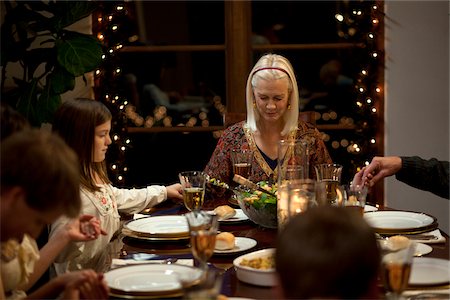 repas de noël - USA, Utah, Cedar Hills, trois génération famille mains tenue fille (8-9) à la table de Noël Photographie de stock - Premium Libres de Droits, Code: 640-05761307