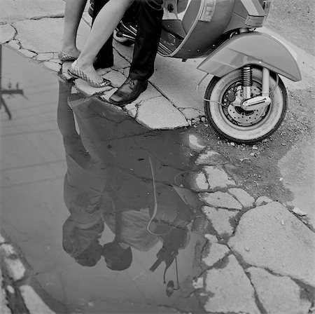 USA, Utah, Salt Lake City, Reflection of couple kissing near scooter Foto de stock - Sin royalties Premium, Código: 640-05761368