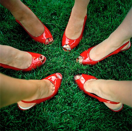 patent leather - USA, Utah, Salt Lake City, Close-up on six women feet in red peeptoe shoes Foto de stock - Sin royalties Premium, Código: 640-05761382