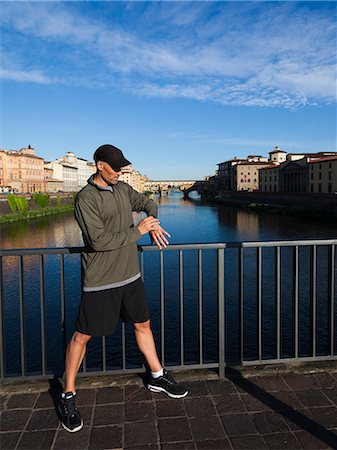 ponte vecchio - Italy, Florence, Man checking time on bridge over River Arno Fotografie stock - Premium Royalty-Free, Codice: 640-06049829