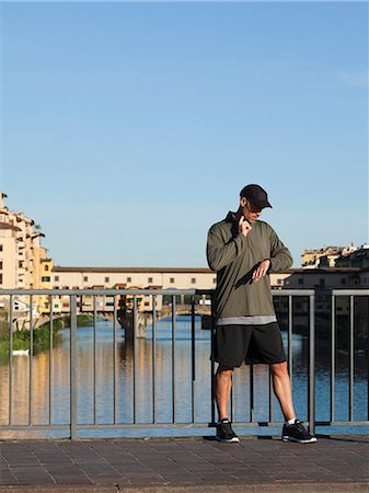 entraîneur (athlètes) - Italie, Florence, vérifier le pouls sur l'homme de pont au-dessus du fleuve Arno Photographie de stock - Premium Libres de Droits, Code: 640-06049832
