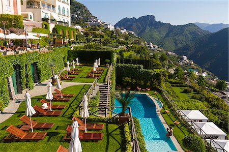 Italie, Ravello, terrasse avec piscine extérieure et le couple s'embrassant Photographie de stock - Premium Libres de Droits, Code: 640-06049869