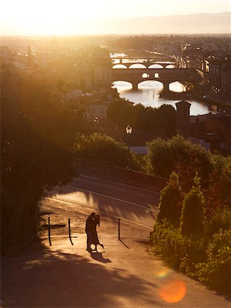ponte vecchio - Italy, Florence, Couple embracing with River Arno in background Fotografie stock - Premium Royalty-Free, Codice: 640-06049911