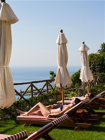 simsearch:640-06050025,k - Italien, Ravello, Amalfiküste, paar Sonne auf Liegestühlen mit Blick aufs Meer Stockbilder - Premium RF Lizenzfrei, Bildnummer: 640-06049964