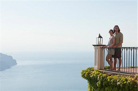 Italy, Ravello, Young couple standing together at balustrade Foto de stock - Sin royalties Premium, Código: 640-06049994
