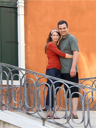 simsearch:640-06050336,k - Couple d'âge mûr Italie, Venise, debout sur le balcon Photographie de stock - Premium Libres de Droits, Code: 640-06050242