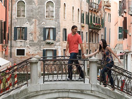 Italy, Venice, Young couple walking on footbridge Foto de stock - Sin royalties Premium, Código: 640-06050258