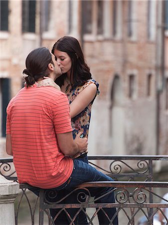 Italy, Venice, Young couple kissing Foto de stock - Sin royalties Premium, Código: 640-06050259