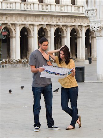 Italy, Venice, Young couple looking at map on St. Mark's Square Foto de stock - Sin royalties Premium, Código: 640-06050290