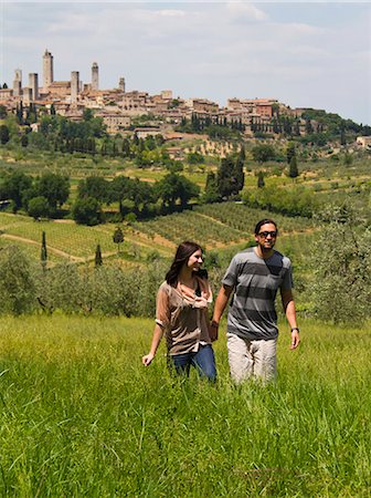 simsearch:640-06050274,k - Italie, jeune couple de Toscane, San Gimignano, marche sur le pré Photographie de stock - Premium Libres de Droits, Code: 640-06050325