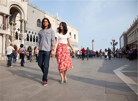 plaza de la ciudad - Italy, Venice, Young couple walking on St. Mark's Square Foto de stock - Sin royalties Premium, Código: 640-06050321