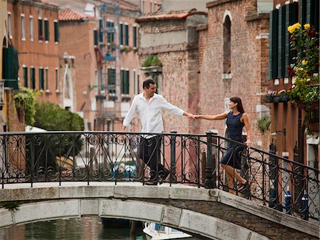 Couple romantique d'Italie, Venise, marchant sur la passerelle sur le canal Photographie de stock - Premium Libres de Droits, Code: 640-06050342