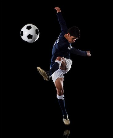 Man playing soccer Foto de stock - Sin royalties Premium, Código: 640-06050668