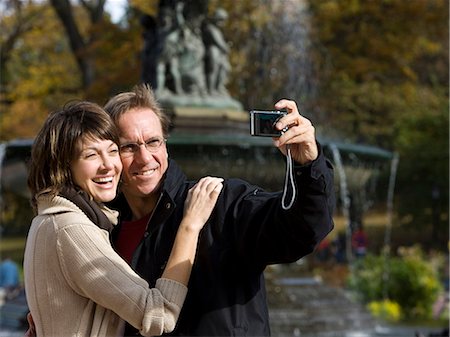 simsearch:640-06050690,k - États-Unis, New York City, Manhattan, Central Park, couple d'âge mûr se photographiant dans Central Park Photographie de stock - Premium Libres de Droits, Code: 640-06050687