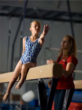 USA, Utah, Orem, girl (10-11) exercising on balance beam with teacher Foto de stock - Sin royalties Premium, Código: 640-06050738